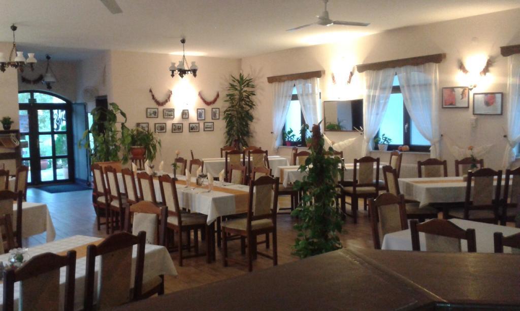 Sobri Halaszcsarda Es Panzio Baja Buitenkant foto