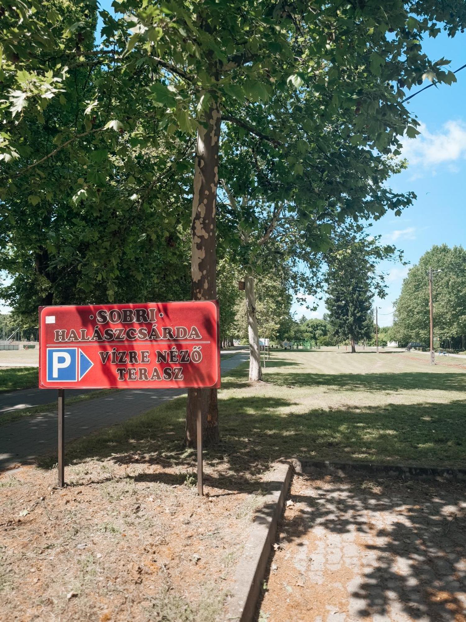 Sobri Halaszcsarda Es Panzio Baja Buitenkant foto