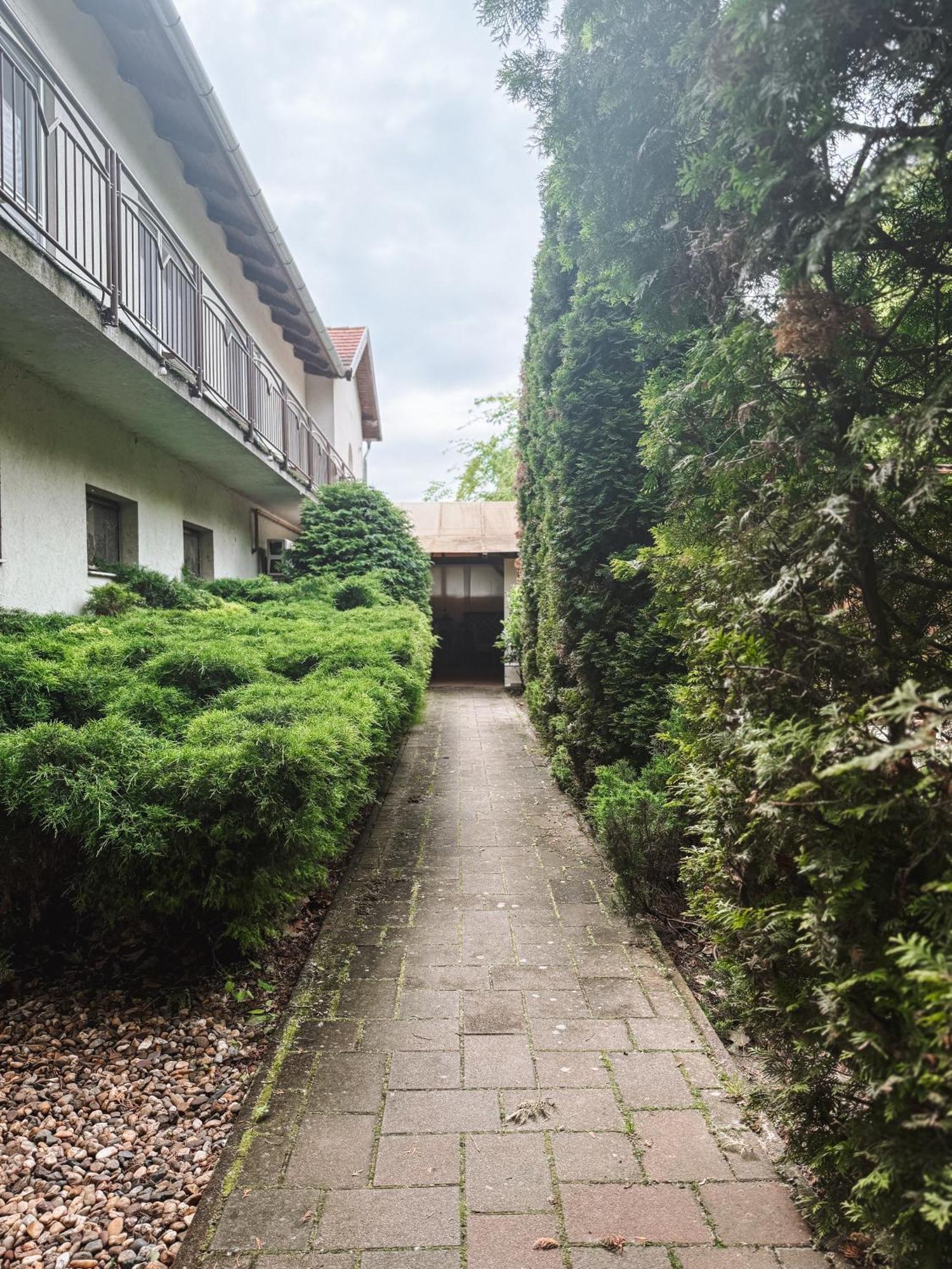 Sobri Halaszcsarda Es Panzio Baja Buitenkant foto