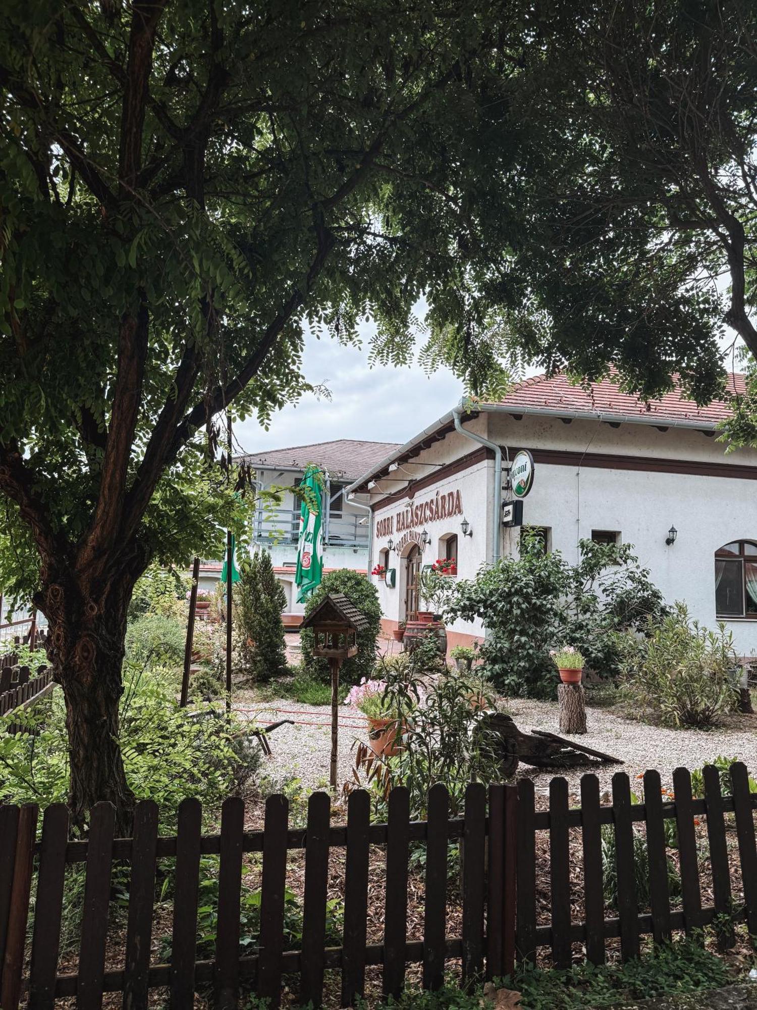Sobri Halaszcsarda Es Panzio Baja Buitenkant foto
