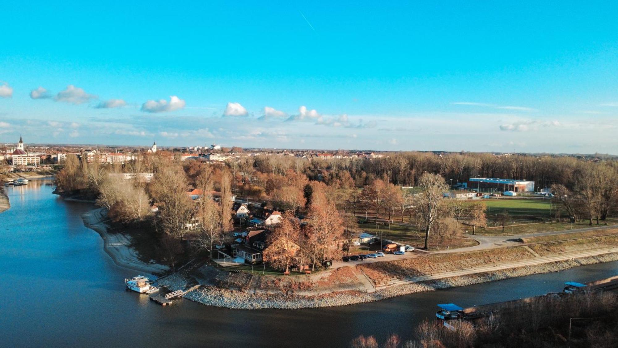 Sobri Halaszcsarda Es Panzio Baja Buitenkant foto