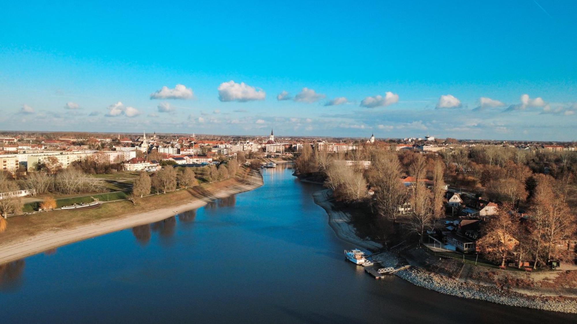 Sobri Halaszcsarda Es Panzio Baja Buitenkant foto