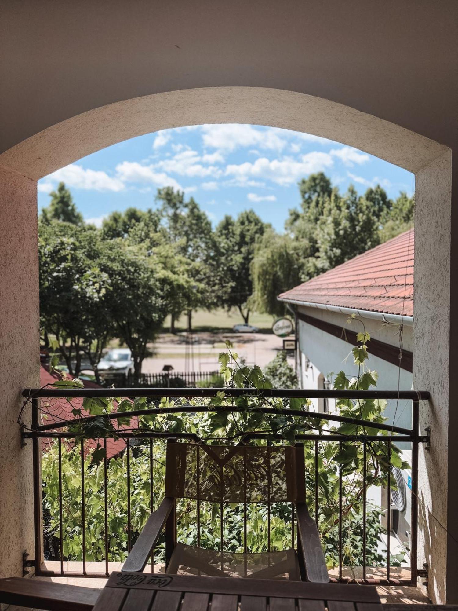 Sobri Halaszcsarda Es Panzio Baja Buitenkant foto