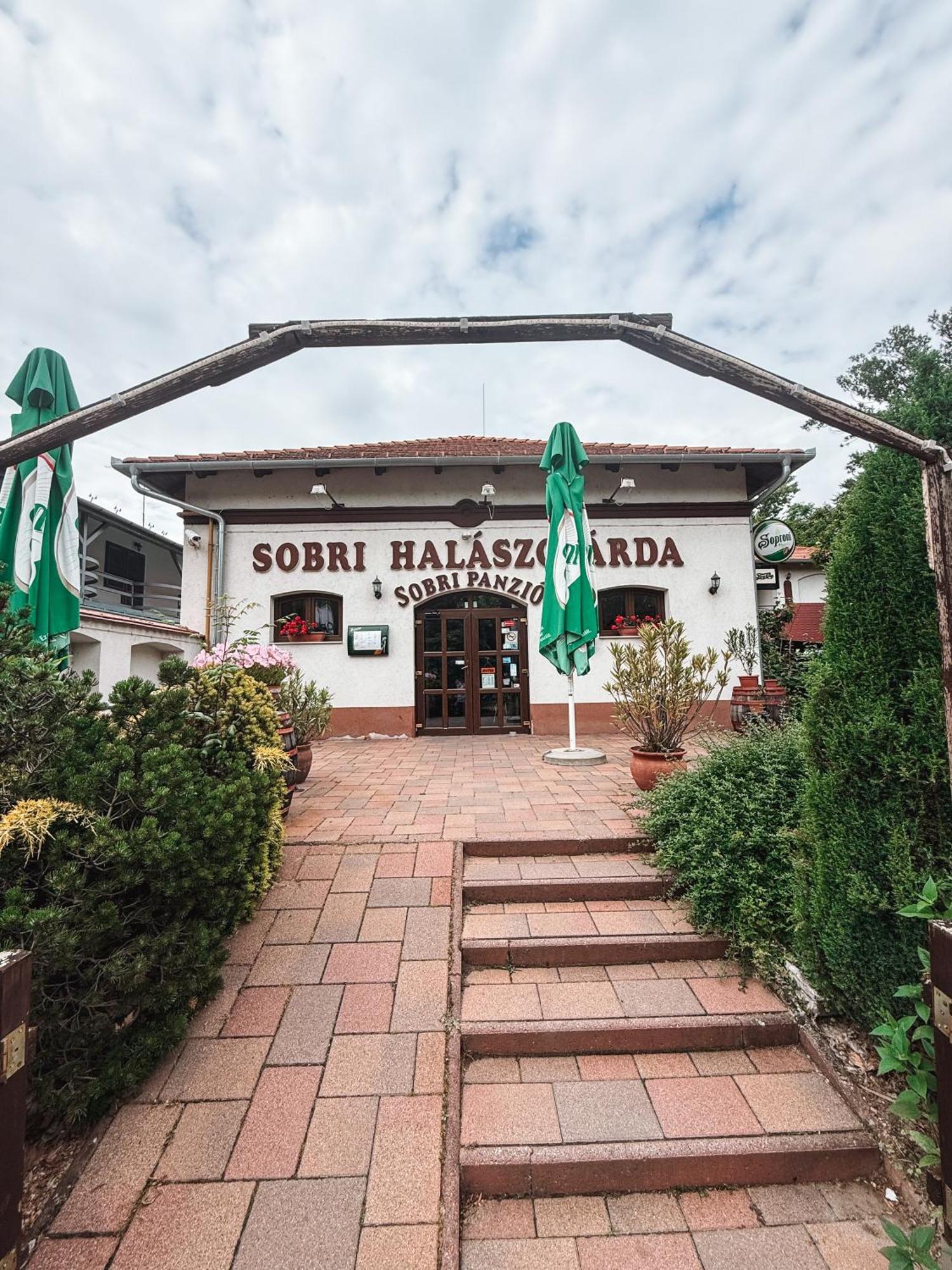 Sobri Halaszcsarda Es Panzio Baja Buitenkant foto