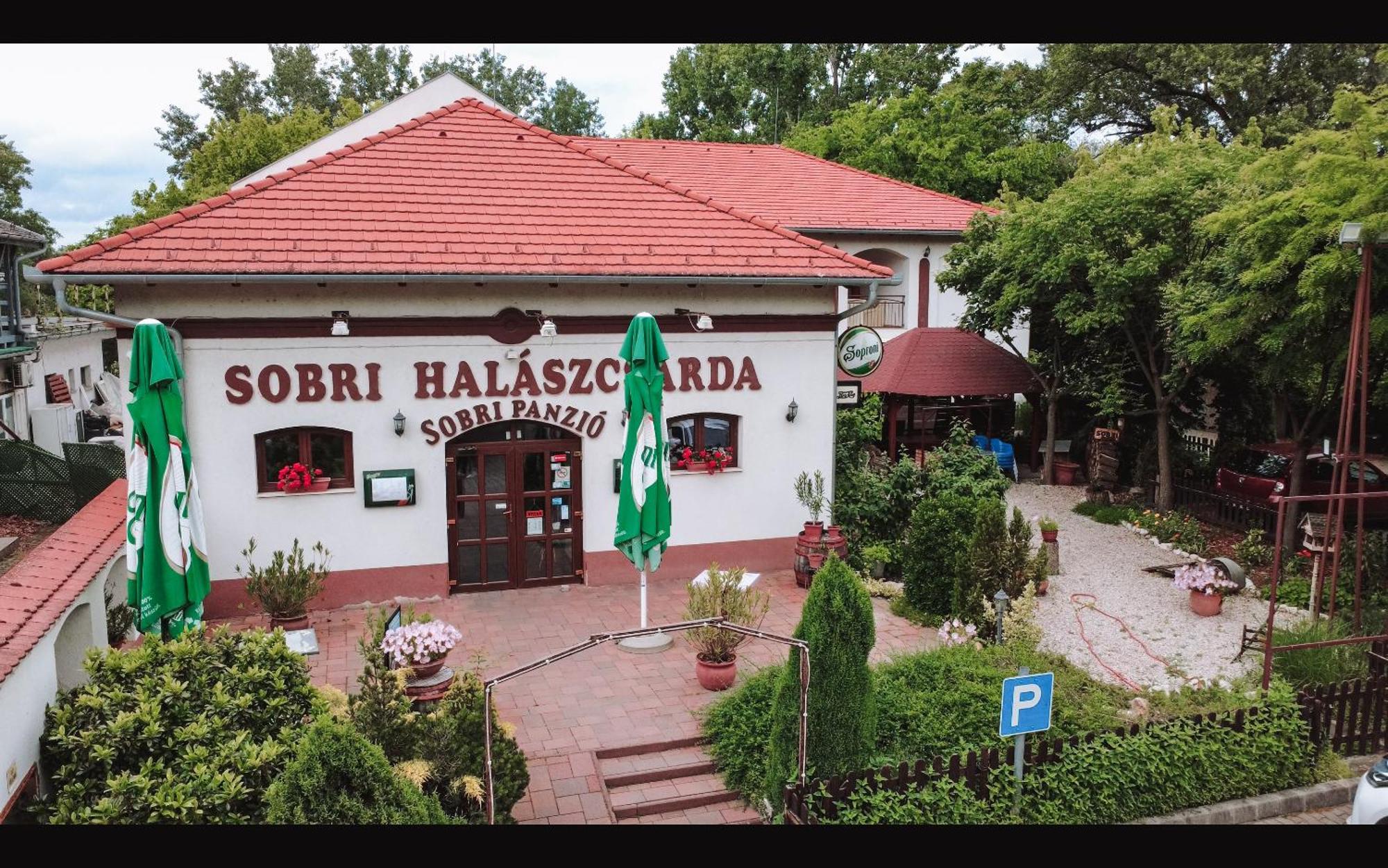 Sobri Halaszcsarda Es Panzio Baja Buitenkant foto