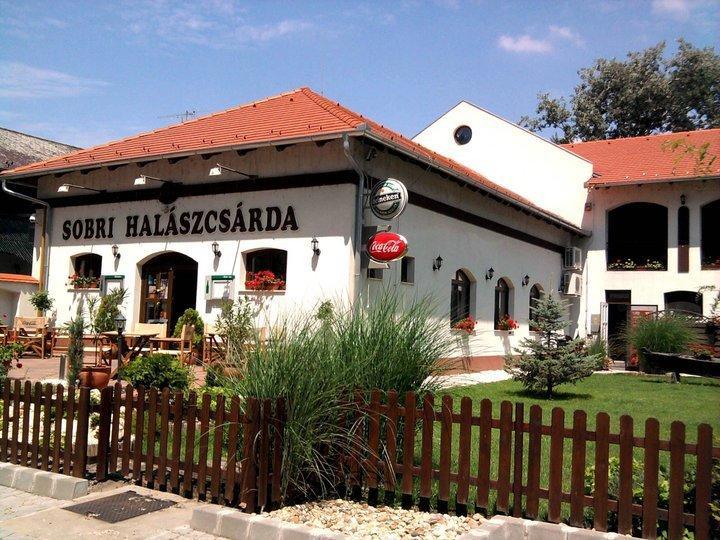 Sobri Halaszcsarda Es Panzio Baja Buitenkant foto
