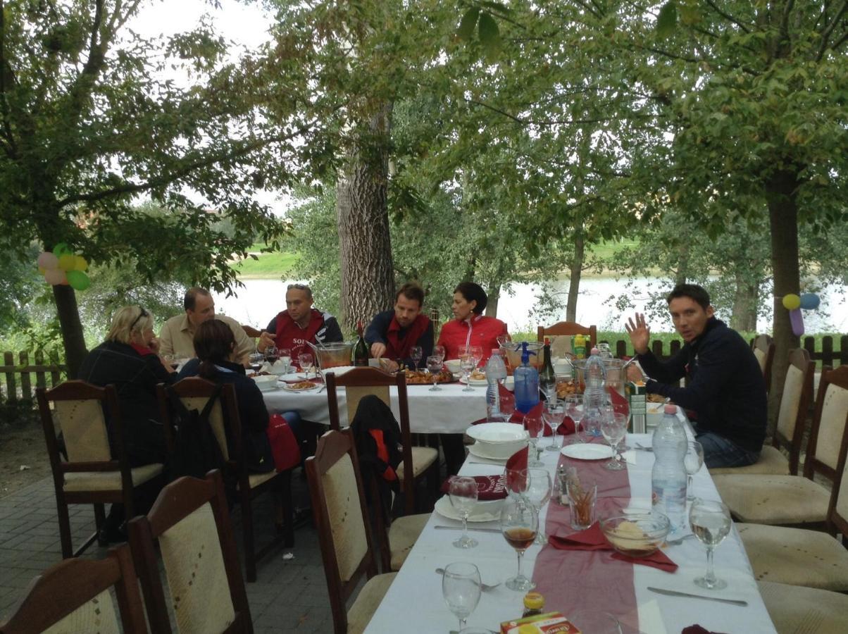Sobri Halaszcsarda Es Panzio Baja Buitenkant foto